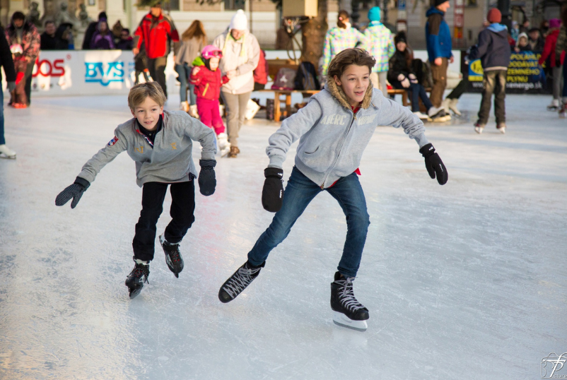 kids ice skating
